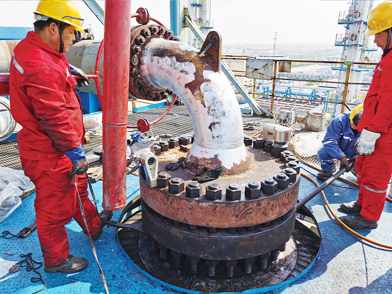 Flange leakage solution for a refinery client